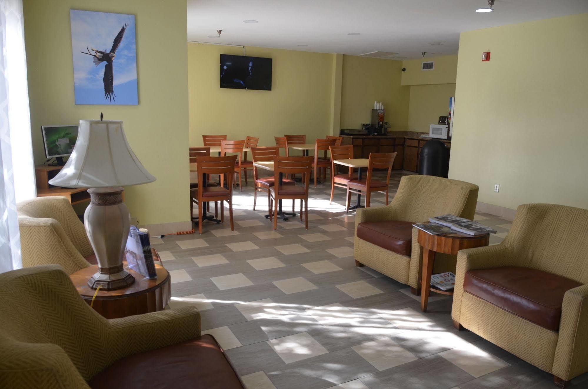 Eagles Nest Inn Стейтсборо Екстер'єр фото