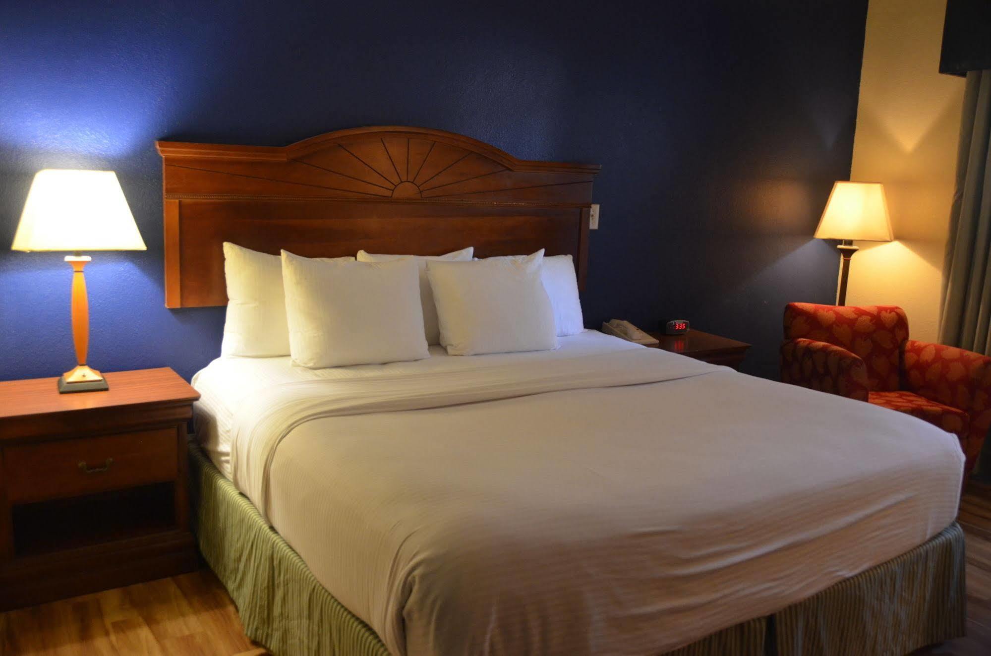 Eagles Nest Inn Стейтсборо Екстер'єр фото